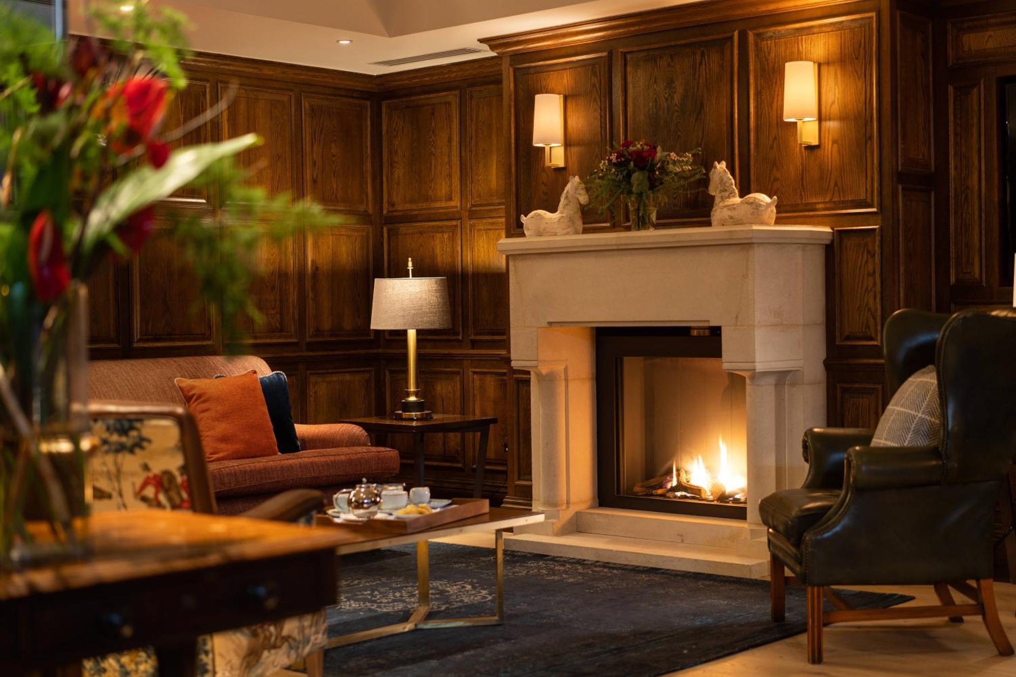 Hotel Mount Juliet Estate, Autograph Collection à Thomastown  Extérieur photo The fireplace in the hotel's lobby